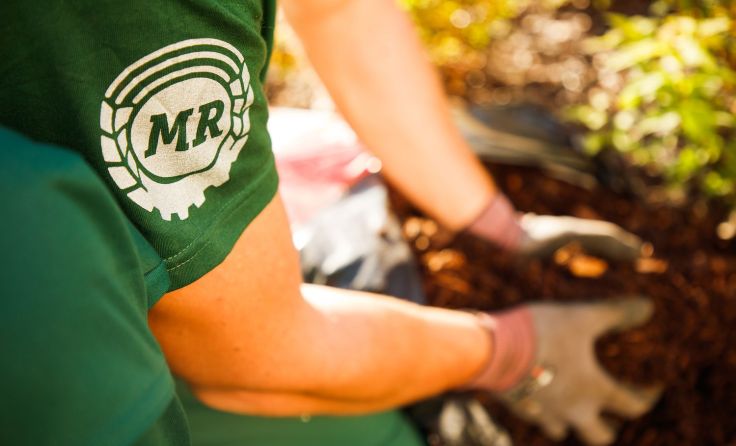 Jetzt ist die richtige Zeit, die letzten Arbeiten im Garten zu erledigen. Fotos: Maschinenring
