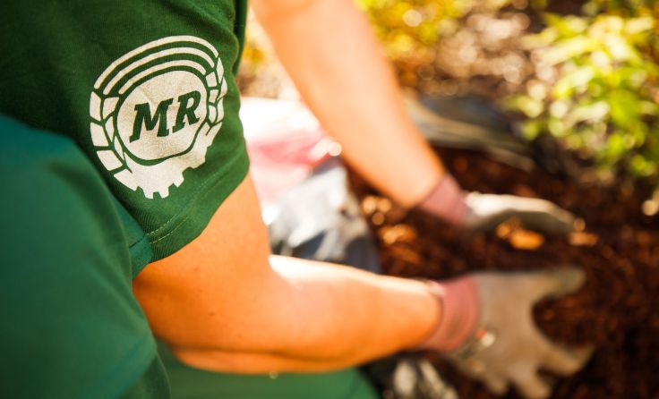 Jetzt ist die richtige Zeit, die letzten Arbeiten im Garten zu erledigen. Fotos: Maschinenring