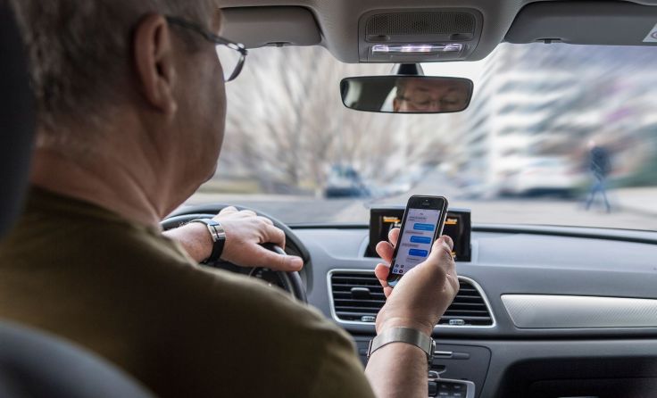 Ablenkung durch das Smartphone ist Ursache für viele Verkehrsunfälle. Foto: Richard Reichhart