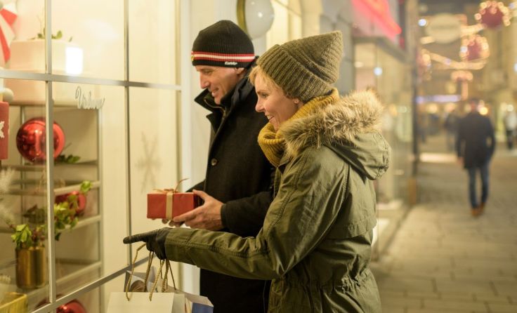 Einkaufen in der weihnachtlichen Welser Innenstadt Foto: Stadtmarketing