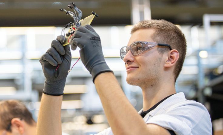 Moritz Erl absolviert bei Fronius die Lehre „Elektronik – Angewandte Elektronik". Foto: Fronius