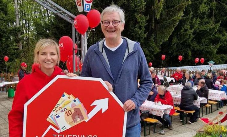 SPÖ-Bezirksgeschäftsführerin Sabine Schwandner (l.) mit Ehrengast Bernd Dobesberger (Fotos: SPÖ)