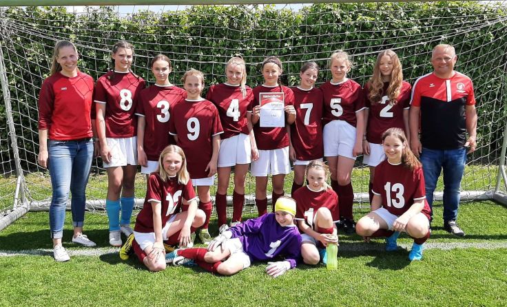 Vizemeister: Die Kickerinnen der Mittelschule Niederwaldkirchen (Fotos: Martin Fesl)
