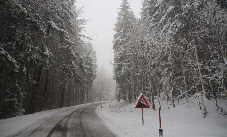 Straße im Winter 2023 bei Eberschwang (Foto: laumat.at / Matthias Lauber)