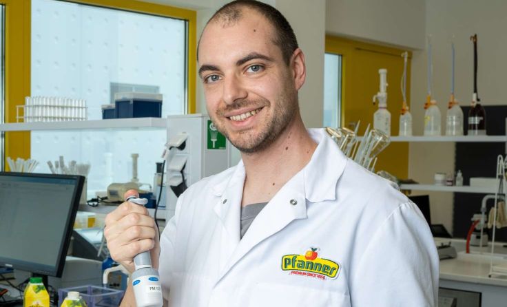 Die Qualitätskontrolle: wichtiger Teil der Fruchtsaftproduktion (Fotos: Pfanner)