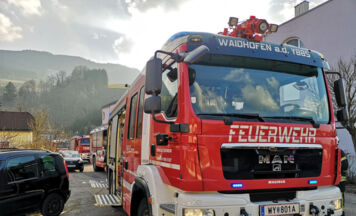 Brand am Balkon: eine Person verletzt