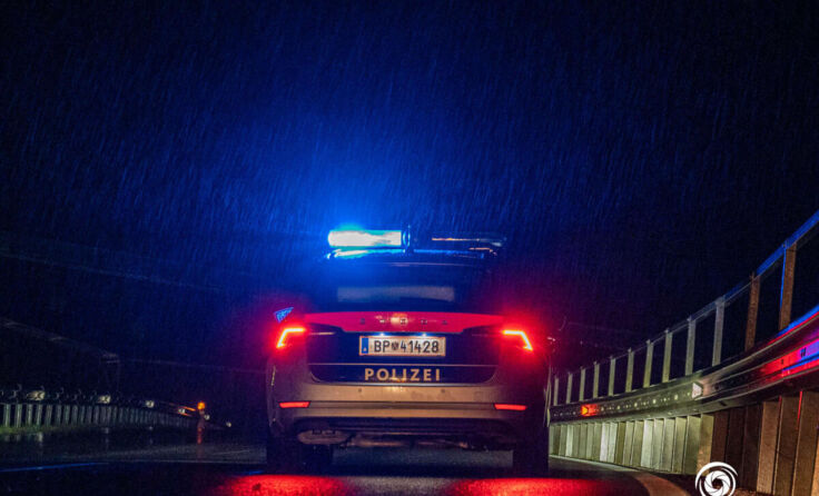 Symbolfoto eines Polizeiautos in der Nacht bei Regen (Foto: TEAM FOTOKERSCHI.AT / RAUSCHER)