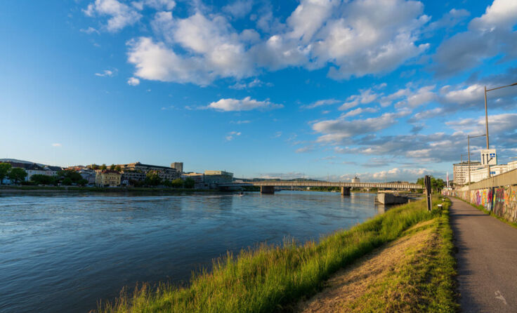Donau und Nibelungenbrücke in Linz (Foto: @lexpixelart.com/stock.adobe.com)