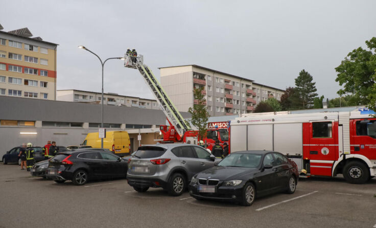 Die Feuerwehr im Unwetter-Einsatz in Wels. (Foto: laumat.at/Matthias Lauber)