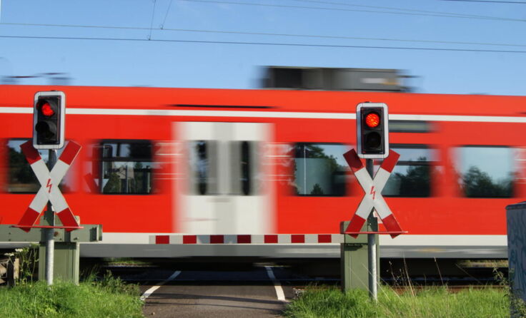 Symbolfoto Bahnübergang (Foto: miket/stock.adobe.com)