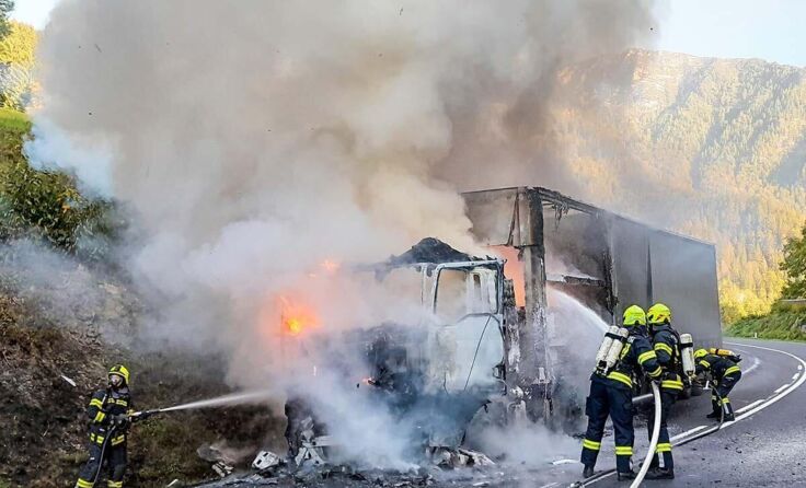 Die Feuerwehren St. Agatha und Bad Goisern löschten den Lastwagen. (Foto: FF Bad Goisern)