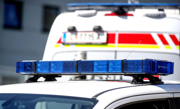Die Rettung brachte die Frau des Unfalllenkers ins Krankenhaus. (Foto: Weihbold)
