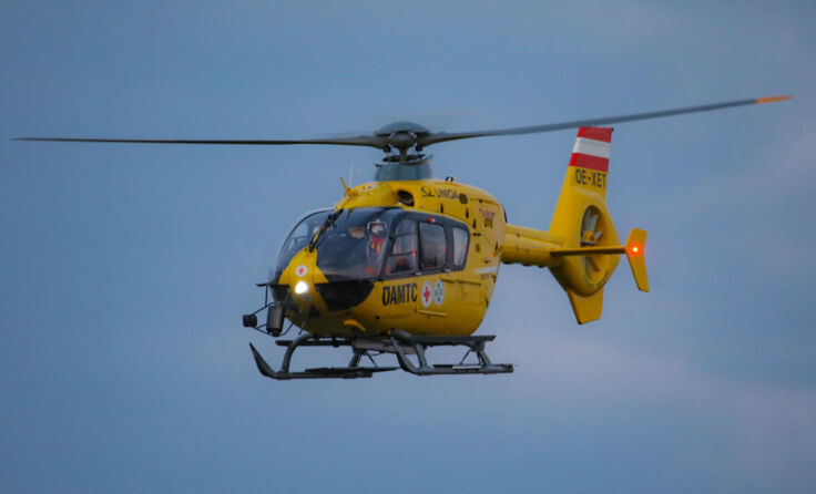 Der Rettungshubschrauber flog den Verletzten ins Krankenhaus. (Foto: laumat.at/Matthias Lauber)