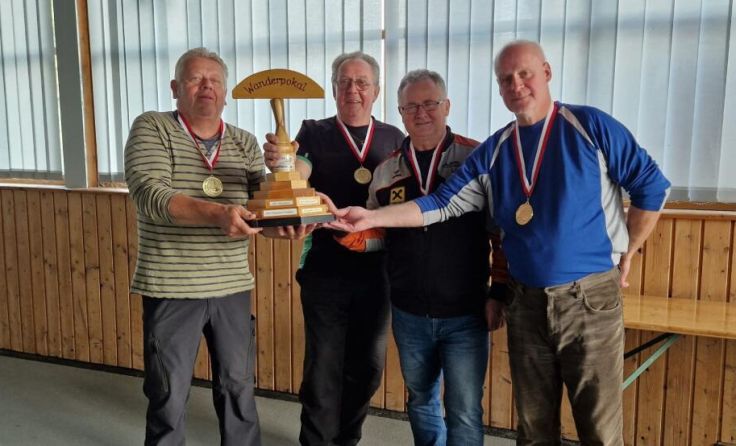 Die Ortsmeister mit dem Wanderpokal (Foto: Union)