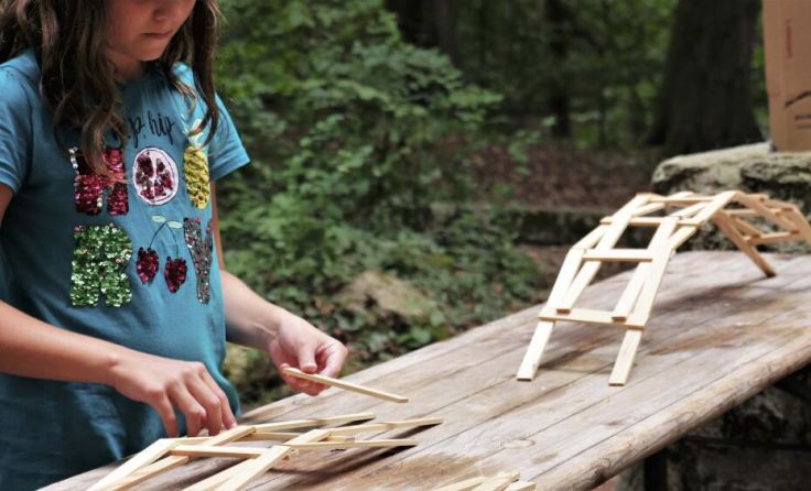 Kinder bauen die Leonardo-da-Vinci-Brücke (Foto: GABRIEL SCHWARZMANN/proHolz OÖ)