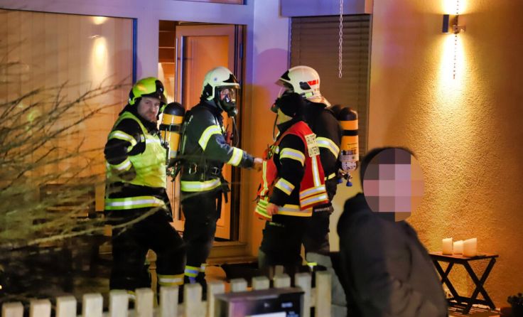 Die Feuerwehr evakuierte das Einfamilienhaus. (Foto: laumat/Gabriel Prammer)