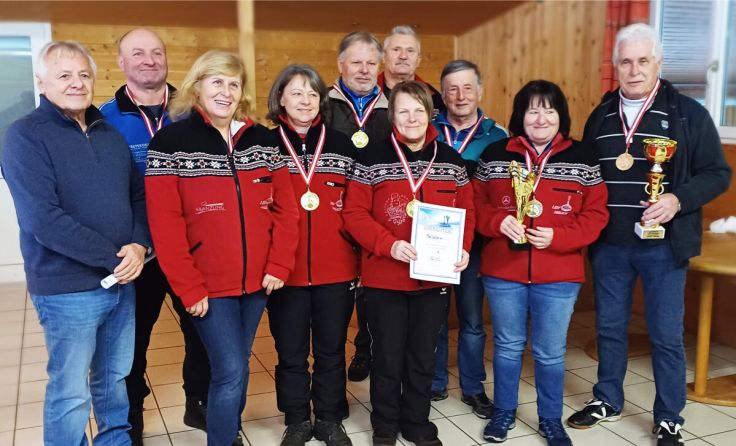 Die Bezirksmeister aus Haslach (Damen) und aus Peilstein (Herren) (Foto: PV Rohrbach)