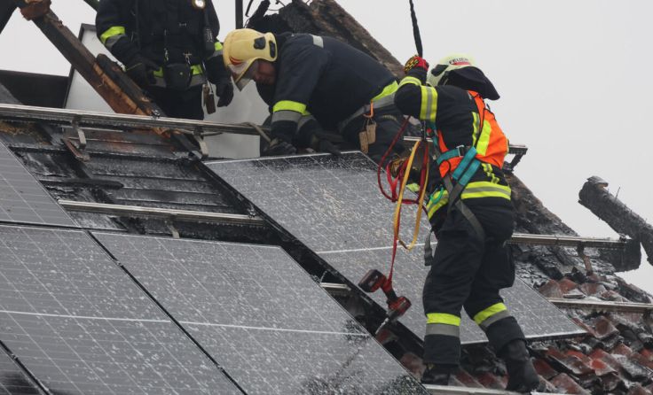 Schwieriger Feuerwehreinsatz am Dach (Foto: laumat)
