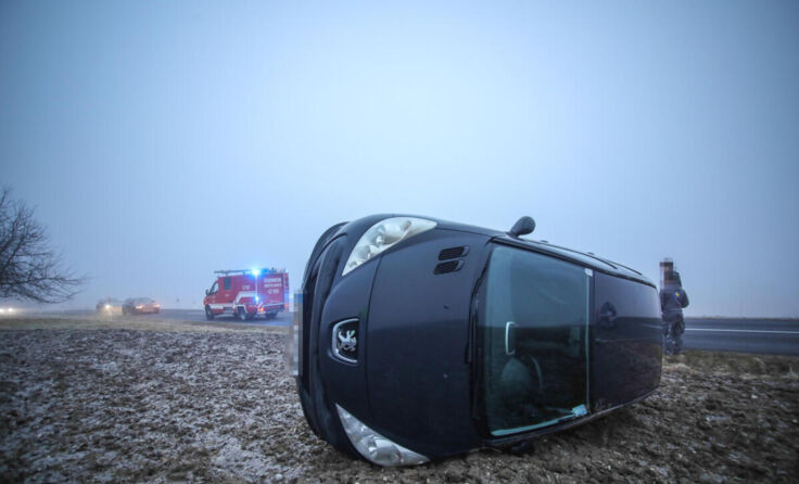 Die Unfallwagen blieb auf der Seite in einem Feld liegen. (Foto: laumat/Christian Schürrer)