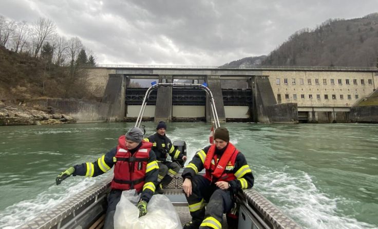 Die Feuerwehr am Einsatz am Wasser. (Foto: FOTOKERSCHI / BFKDO SE)