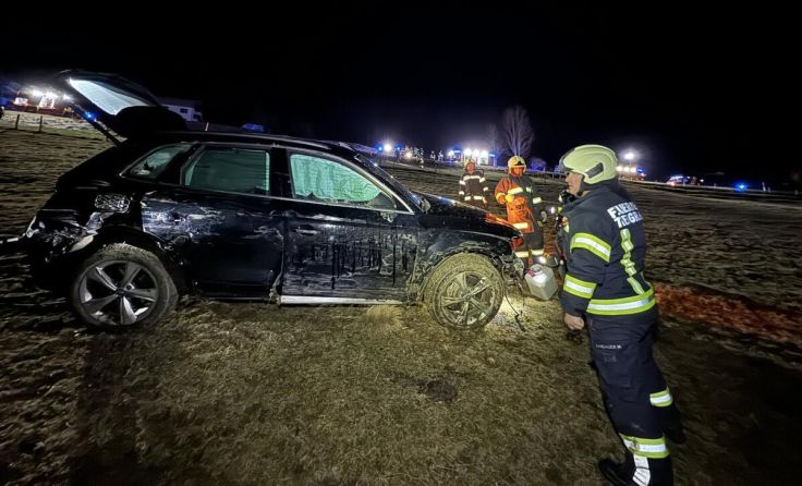 Das Unfallfahrzeug kam in einer steilen Böschung zu stehen. (Foto: C. Stoxreiter/ AFKDO Mondsee)