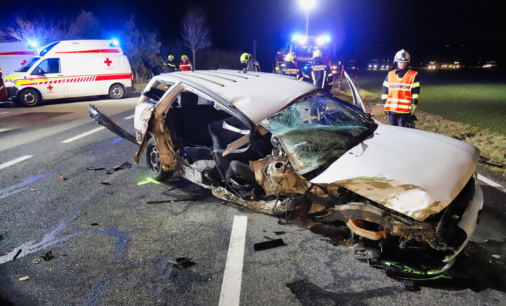Eines der Autos war völlig deformiert. (Foto: laumat/Gabriel Prammer)