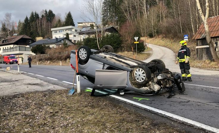 So blieb das Auto auf der Straße liegen. (Foto: FF Zwettl an der Rodl)