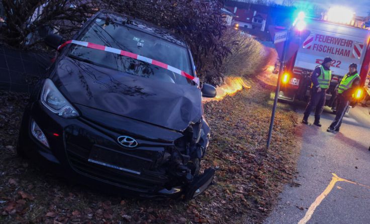 Eines der Unfallwracks blieb in der Böschung stehen. (Foto: laumat.at/Matthias Lauber)
