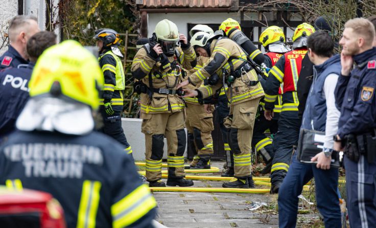 Die Feuerwehr im Einsatz (Foto: TEAM FOTOKERSCHI / ANTONIO BAYER)