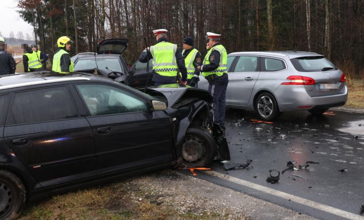 Drei Feuerwehren, Polizei, Rettung und Notarzt standen im Einsatz. (Foto: laumat.at/Matthias Lauber)