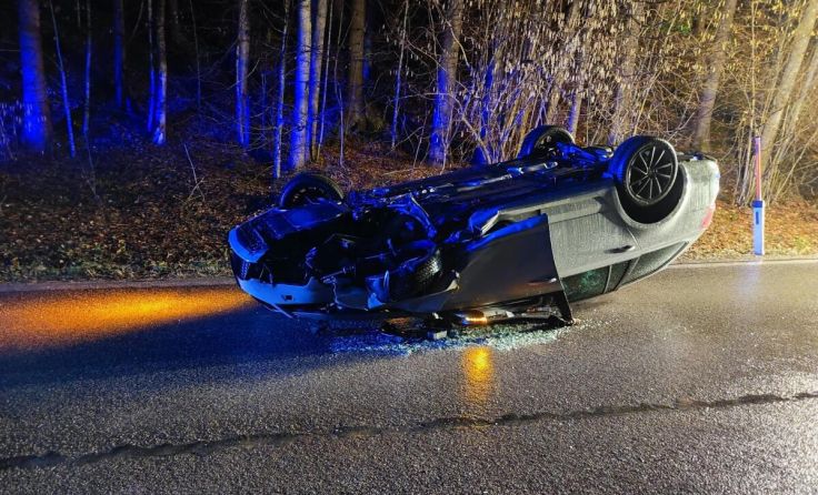 Das Auto blieb am Dach liegen. (Foto: TEAM FOTOKERSCHI.AT / FF VORDERSTODER)