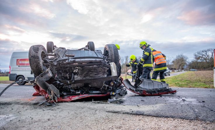 Eines der Autos blieb am Dach liegen. (Foto: TEAM FOTOKERSCHI.AT / DAVID RAUSCHER)