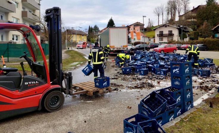 Die zerbrochenen Flaschen verteilten sich über die ganze Fahrbahn. (Foto: FF Seewalchen)