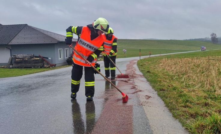 Rund fünf Stunden brauchte die Feuerwehr, um die Ölspur zu entfernen. (Foto: FF Atzbach)