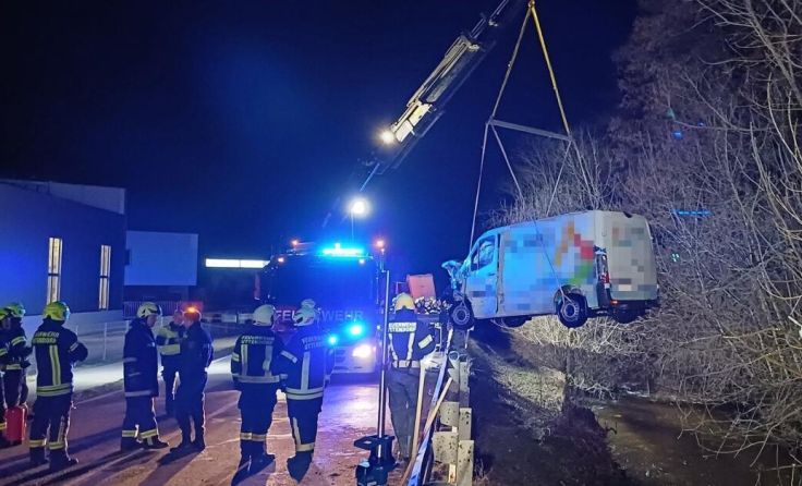 Die Feuerwehr musste das Unfallwrack bergen. (Foto: FF Braunau)