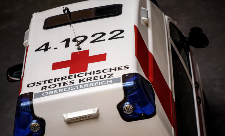 Die Rettung brachte die Frau und ihre Kinder ins Krankenhaus. (Foto: Weihbold (Symbolfoto))