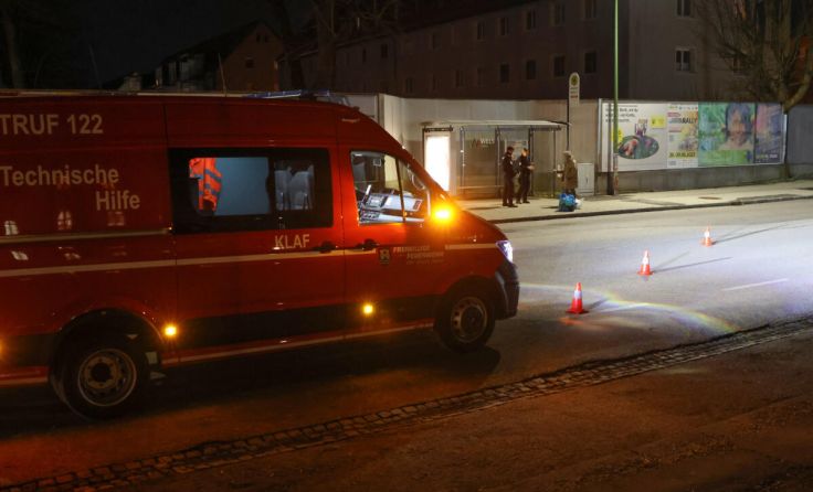 Die Feuerwehr machte die Straße schnell scherbenfrei. (Foto: laumat.at / Matthias Lauber)