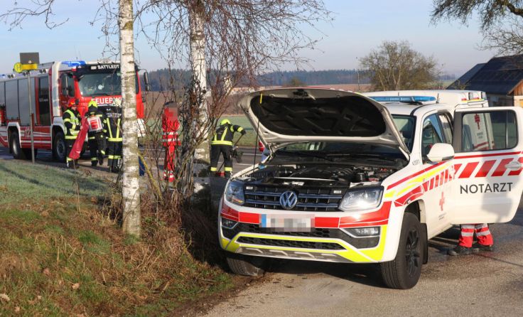 Die Feuerwehr eilte den Blaulicht-Kollegen zu Hilfe. (Foto: laumat.at / Matthias Lauber)