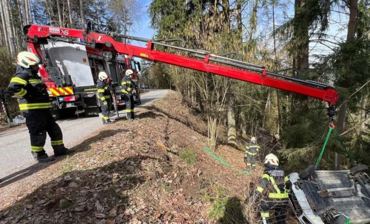Das Unfallauto musste mit einem Kran geborgen werden. (Foto: FF Lamm)