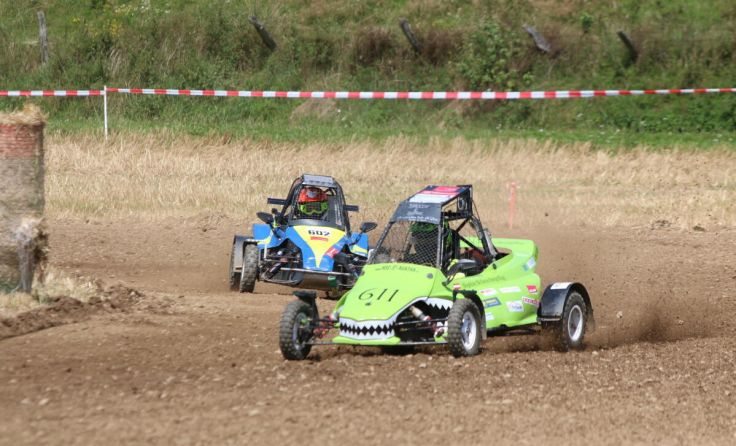 Sophie im grünen "Krokodils-Buggy" im Renneinsatz (Foto: Gerhard Radl)
