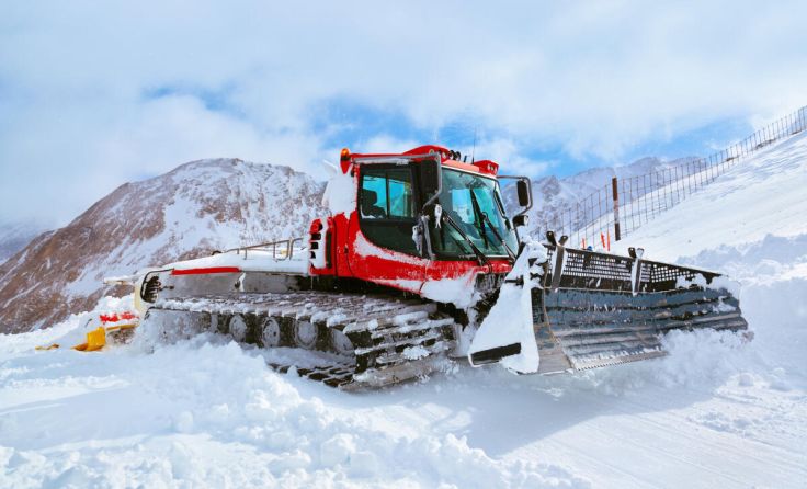 Eine Pistenraupe brachte das Paar ins Tal. (Foto: Nikolai Sorokin/stock.adobe.com (Symbolfoto))