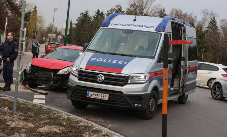 Warum die drei Autos ineinander krachten, ist nicht bekannt. (Foto: laumat/Matthias Lauber)