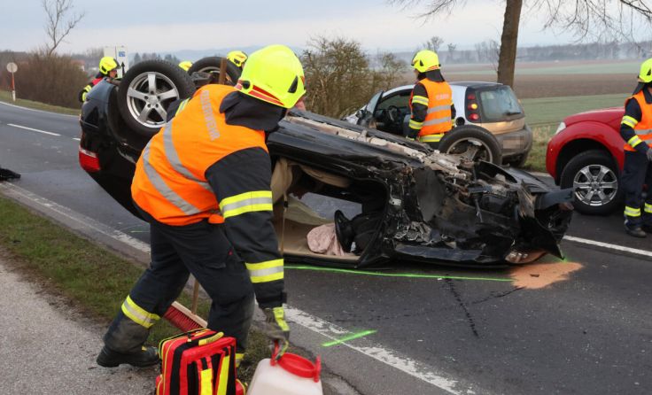 Entgegen ersten Meldungen war niemand im Fahrzeug eingeklemmt. (Foto: laumat.at / Matthias Lauber)
