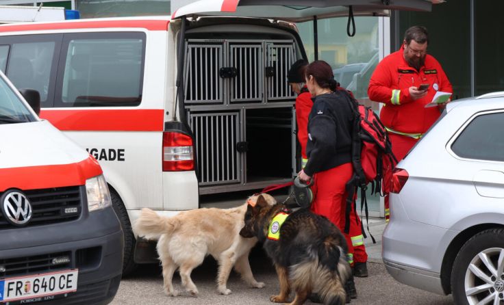 Unter anderem mit Hunden wurde nach dem Mann gesucht. (Foto: laumat/Matthias Lauber)