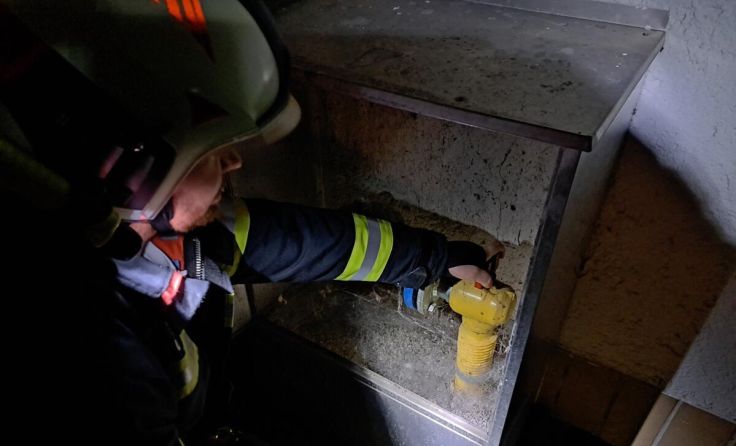 Die Feuerwehr drehte die Gashauptleitung des Gebäudes ab. (Foto: www.ff-badischl.at)