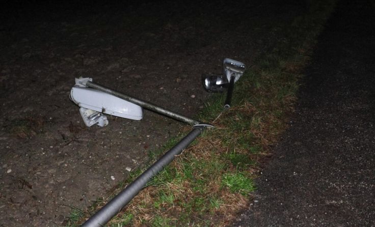 Die Laterne wurde von der Fahrbahn auf ein Feld verfrachtet. (Foto: laumat/Matthias Lauber)