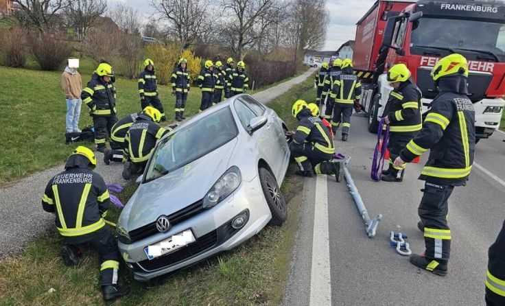Die Feuerwehr barg das Auto per Kran. (Foto: Peter Stiegler)