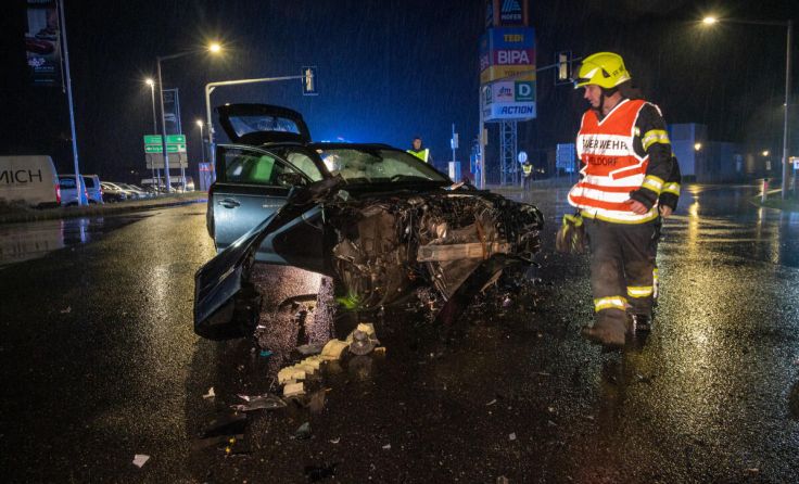 Die Unfallautos wurden schwer beschädigt. (Foto: TEAM FOTOKERSCHI.AT / DAVID RAUSCHER)