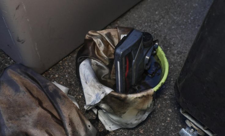 Die Feuerwehr versenkte das Gerät in einem Wassereimer. (Foto: laumat/Matthias Lauber)