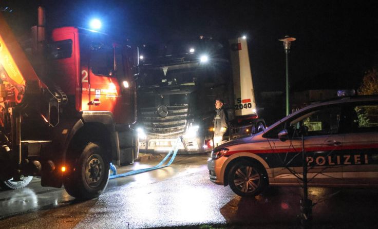Die Feuerwehr zog den Lkw zurück auf die Straße. (Foto: laumat/Matthias Lauber)